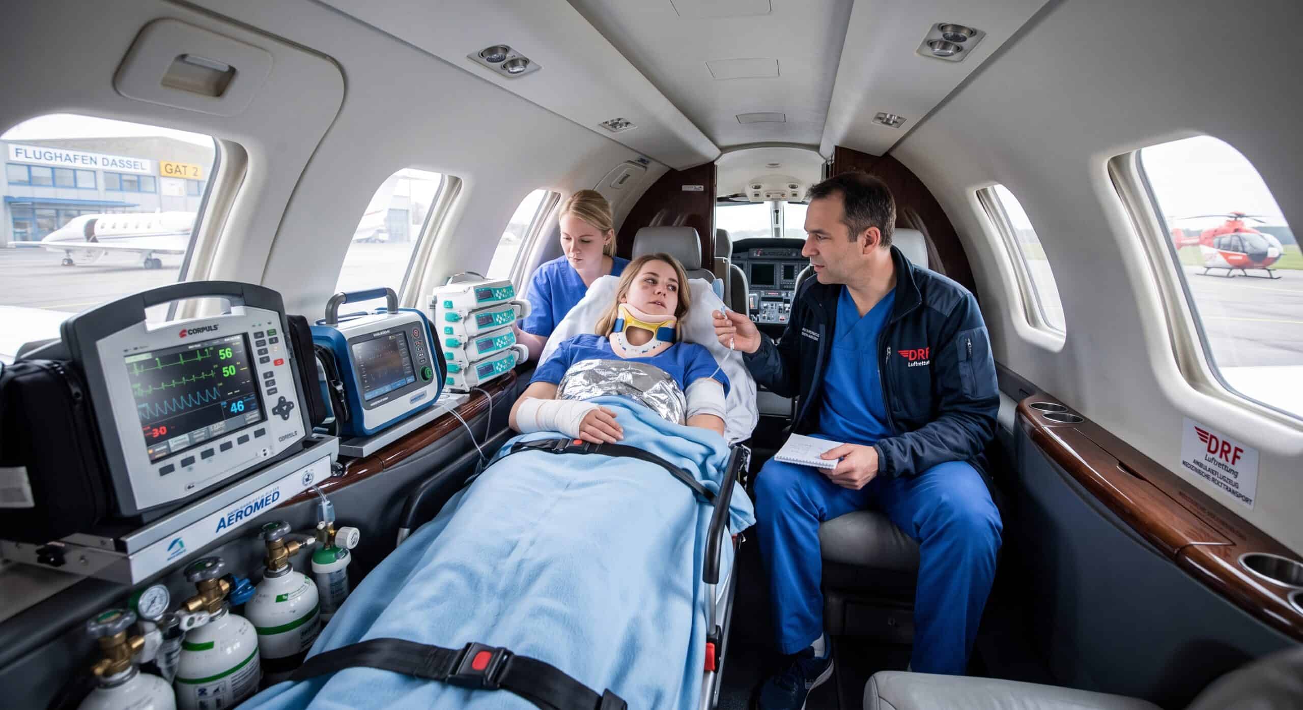 Patient wird im Flugzeug medizinisch begleitet nach Hause transportiert